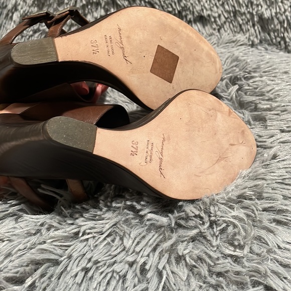 Nancy Geist Veto Cuoio gorgeous brown buckle wedge sandals. - Picture 6 of 7